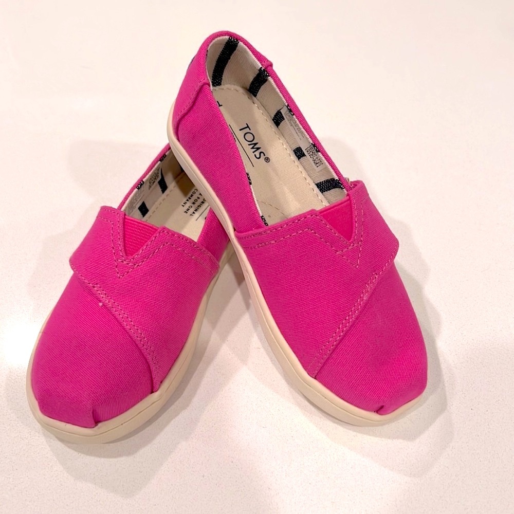 Girls toms size 10 **NEW**
